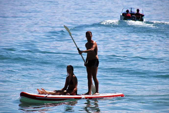 Reise mit Sup Board auf dem Meer
